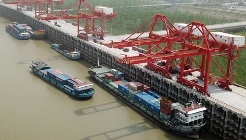 洞庭湖畔绿电涌 智慧物流护清波——岳阳发展清洁电能与绿色运输服务侧记